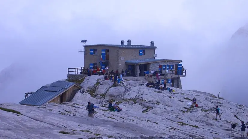 Sullo sperone il rifugio XII Apostoli - Foto @bontempiruggero.jpg