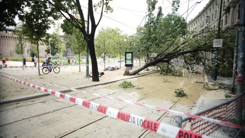 Anche il centro di Milano è stato messo a dura prova dal maltempo - Foto Ansa © www.giornaledibrescia.it