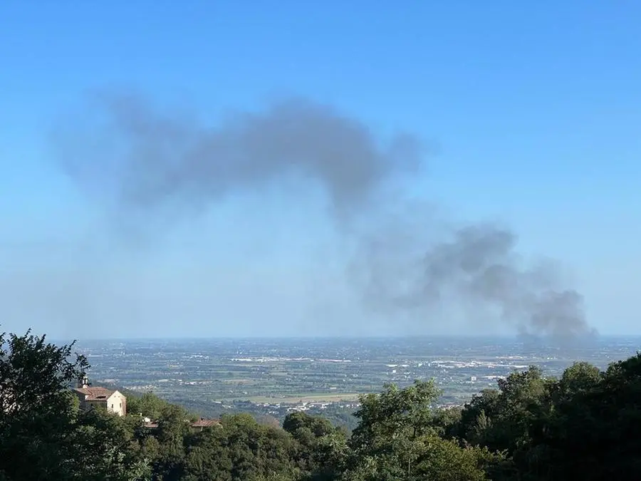 Incendio al Cipiesse di Rezzato, il fumo visibile da chilometri di distanza