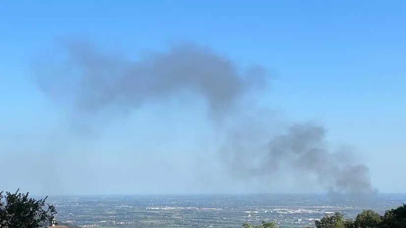 Incendio al Cipiesse di Rezzato, il fumo visibile da chilometri di distanza