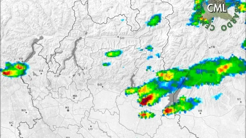 Le precipitazioni del primo pomeriggio fotografate dal meteoradar del Centro Meteo Lombardo