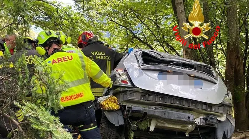 I vigili del fuoco soccorrono l'uomo finito in una scarpata con l'auto a Monno