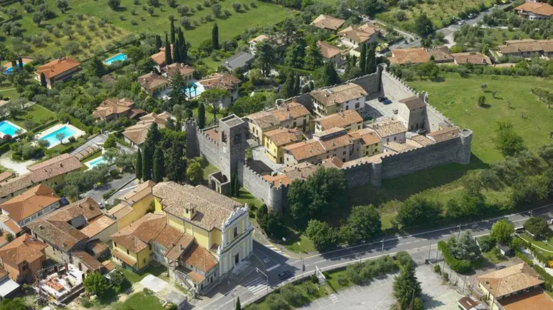 Il borgo all’interno del castello di Moniga