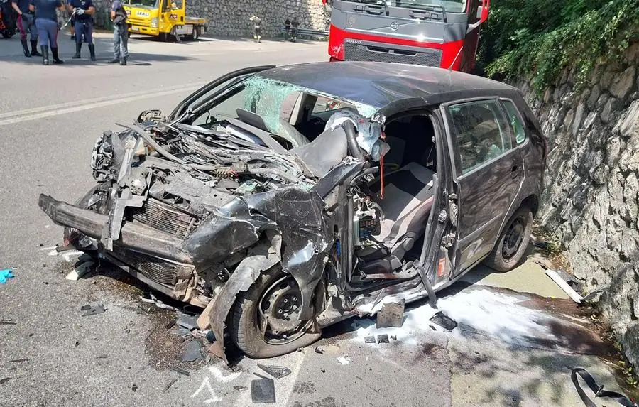 L'auto distrutta dopo il frontale a Villanuova nel quale è morta una 62enne: è l'ultima delle 31 vittime nel Bresciano da inizio anno - Foto © www.giornaledibrescia.it