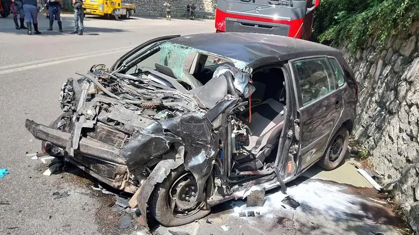 L'auto distrutta dopo il frontale a Villanuova nel quale è morta una 62enne: è l'ultima delle 31 vittime nel Bresciano da inizio anno - Foto © www.giornaledibrescia.it