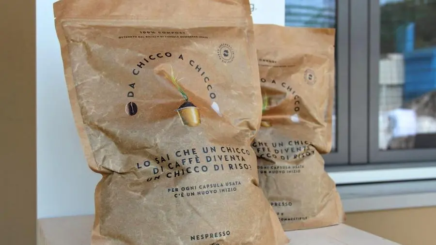 Uno dei sacchetti di Nespresso per il progetto «Da chicco a chicco» - © www.giornaledibrescia.it