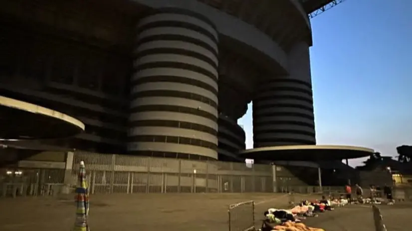 La coda fuori dallo stadio di San Siro a Milano per il concerto di Blanco