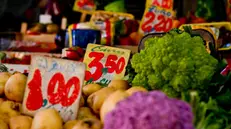 Salgono i prezzi di frutta e verdura - Foto Ansa/Ciro Fusco © www.giornaledibrescia.it