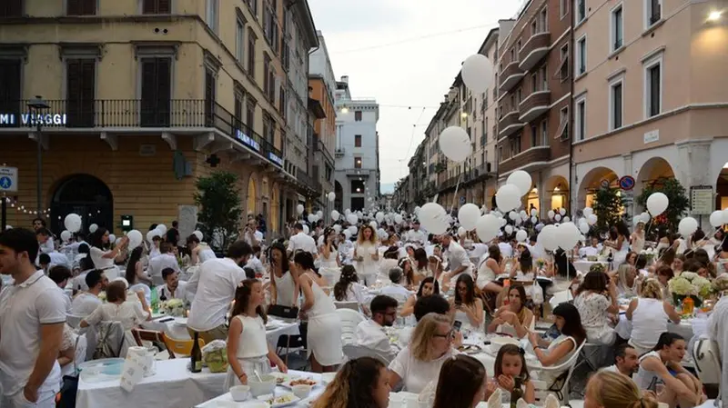 La formula della Cena in bianco (nella foto una serata a Brescia) viene proposta a Brozzo di Marcheno