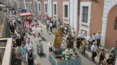 Un momento della processione durante la festa di Sant'Anna - © www.giornaledibrescia.it