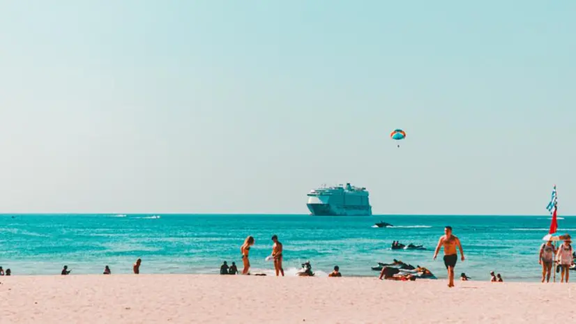 Una spiaggia d'estate - © www.giornaledibrescia.it