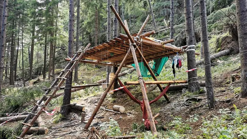 La tenda travolta dall'albero a Corteno Golgi
