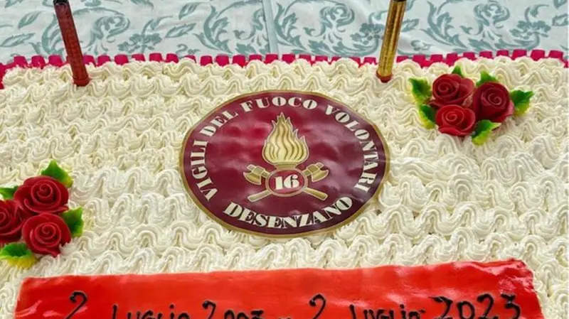 La torta per i vent’anni dei Vigili del fuoco di Desenzano - © www.giornaledibrescia.it