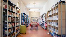 L’interno della biblioteca di Ome - © www.giornaledibrescia.it