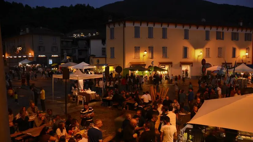 Il centro di Sarezzo affollato in occasione di una passata edizione della Notte Bianca - Foto Alberto Contessi