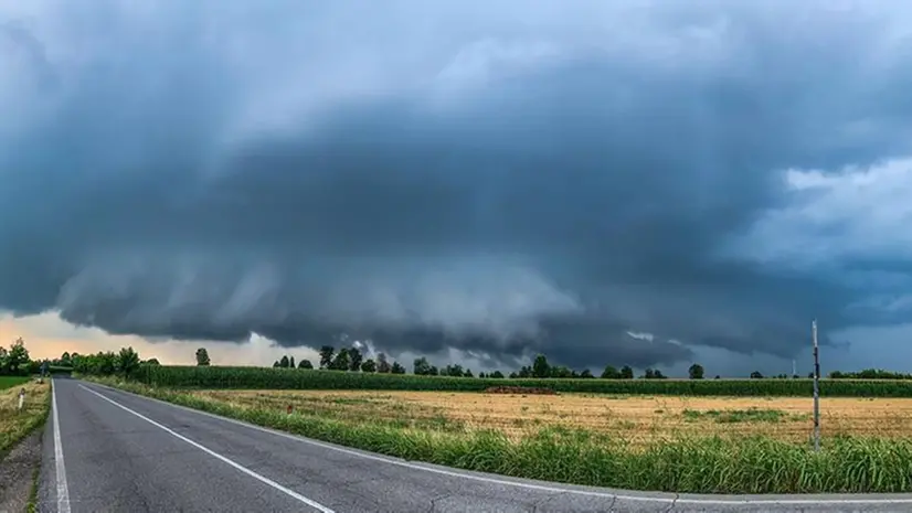 La supercella formatasi nella zona sud del Bresciano, poi sospinta nel Mantovano - Foto Maurizio Signani / Meteopassione