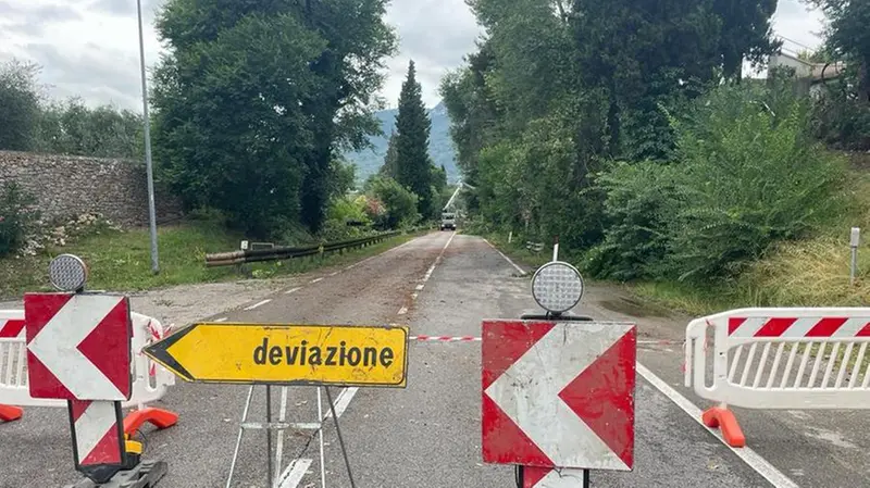 Maltempo, la 45 bis chiusa a causa degli alberi caduti