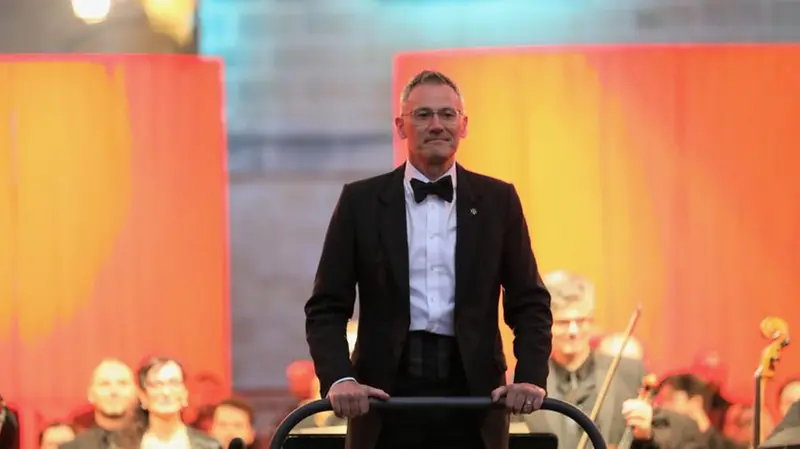 Salvi in tenuta da direttore d’orchestra, ruolo che ricopre come freelance in giro per il mondo - Foto © www.giornaledibrescia.it