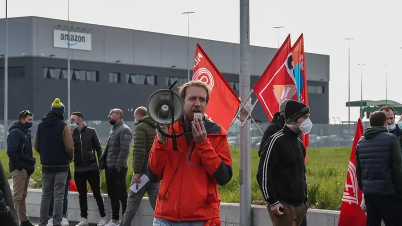 Lo sciopero degli addetti delle consegne di Amazon a Castegnato nel 2021 - Foto New Reporter Nicoli © www.giornaledibrescia.it