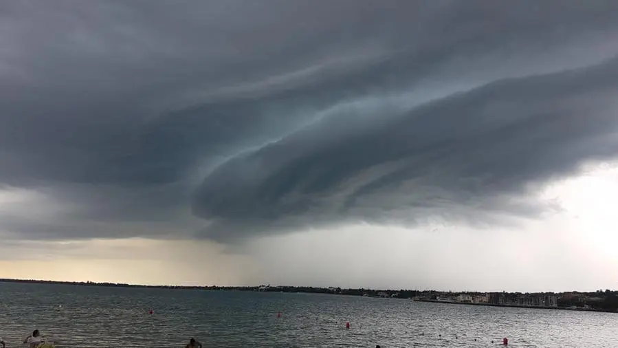 La nube nera minaccia il Lago di Garda - Foto inviata da un lettore