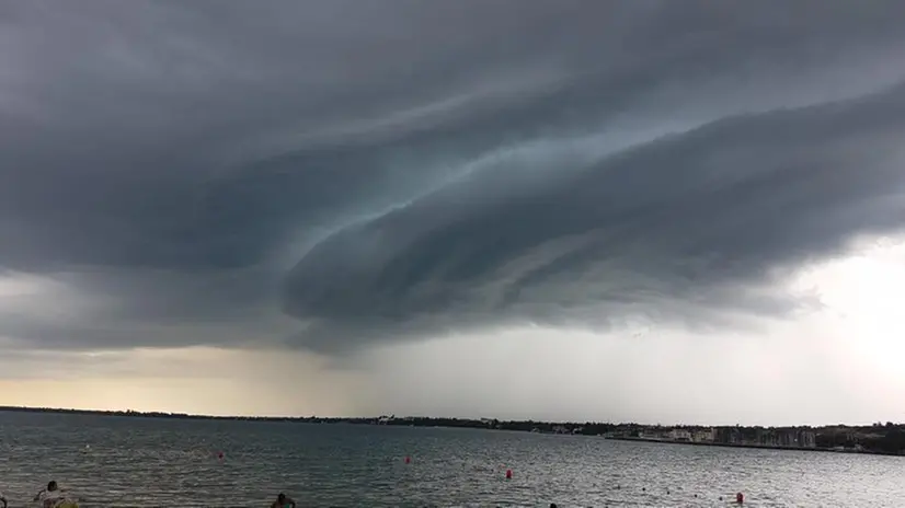 La nube nera minaccia il Lago di Garda - Foto inviata da un lettore