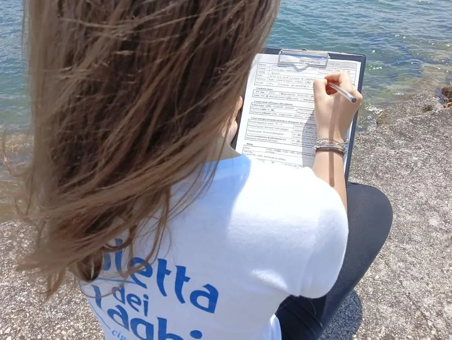 Un'attivista di Legambiente impegnata nelle rilevazioni della Goletta dei Laghi sul Garda