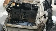 Le auto distrutte dalle fiamme a Salò