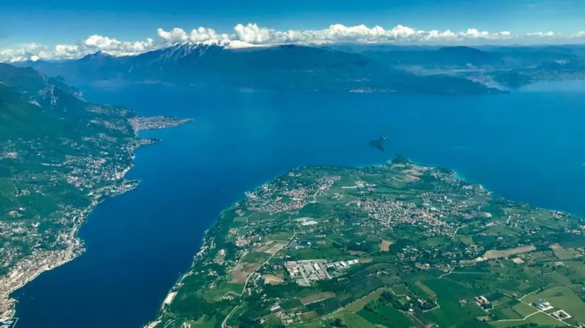 Il golfo di Salò, sullo sfondo il monte Baldo