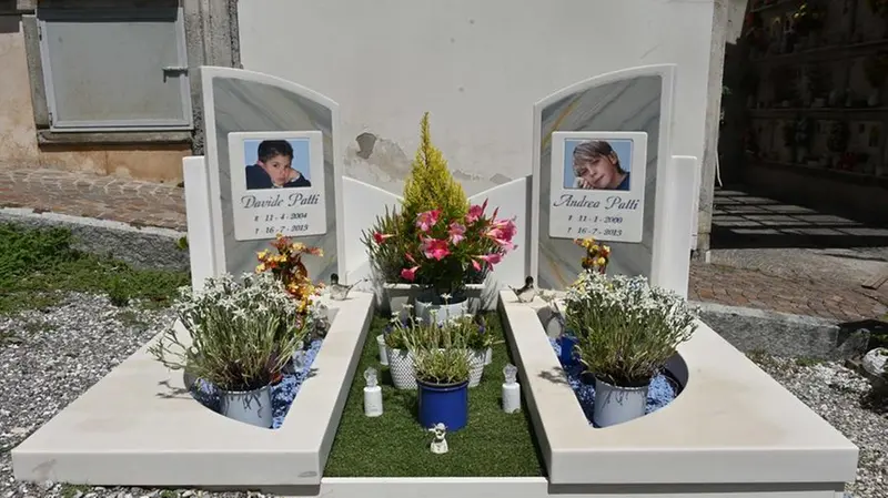 Le lapidi di Andrea e Davide al cimitero di Ono San Pietro - Foto Gabriele Strada/Neg © www.giornaledibrescia.it