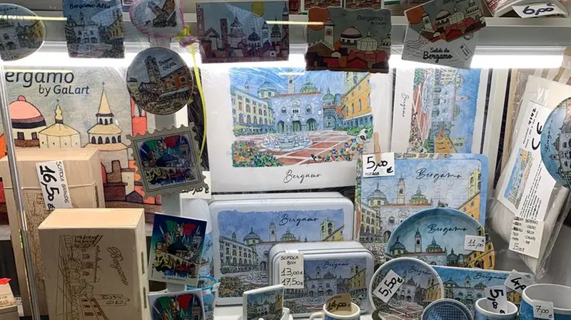 Ancora fiorente il mercato dei souvenir - © www.giornaledibrescia.it