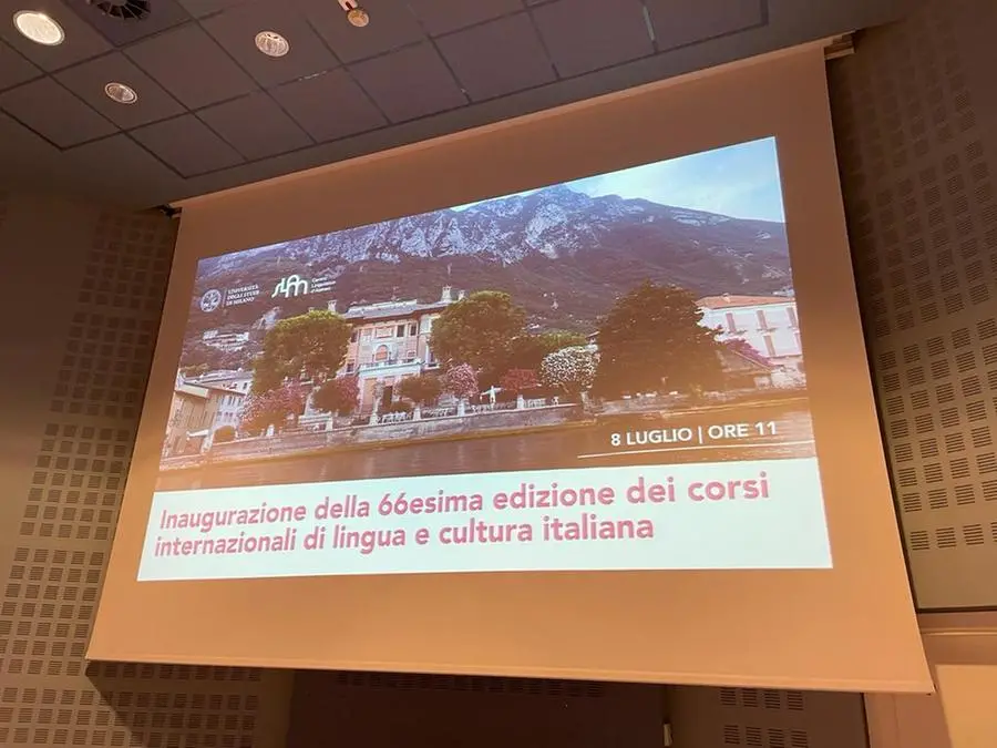 Sgarbi inaugura i corsi di lingua e cultura italiana a Gargnano
