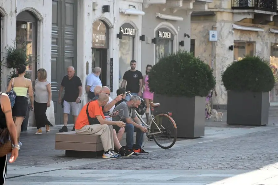 Turisti in centro a Brescia l'ultima domenica di luglio