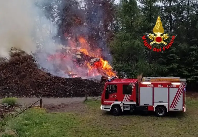 La catasta di legname in fiamme a Cevo