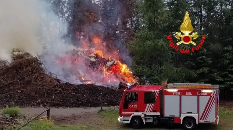 La catasta di legname in fiamme a Cevo
