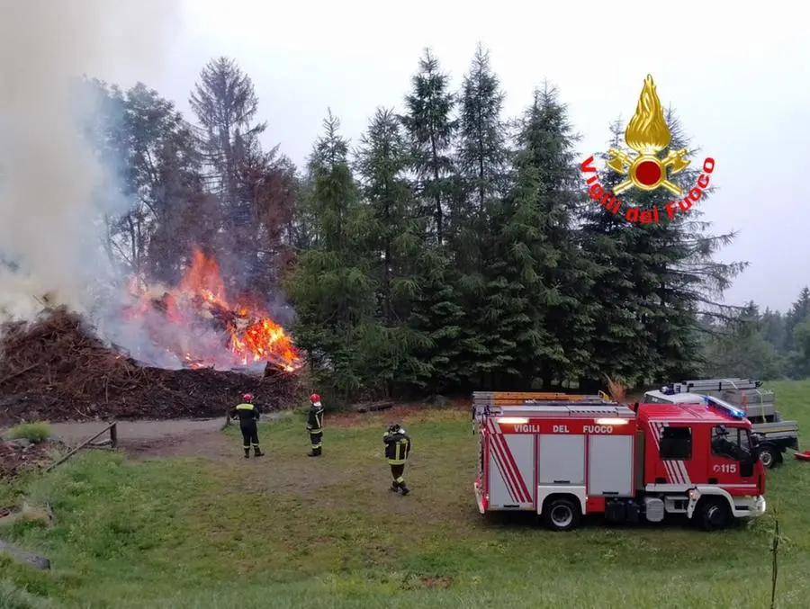 La catasta di legname in fiamme a Cevo