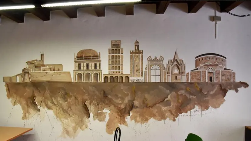Le pareti decorate della sala civica di via Borgondio