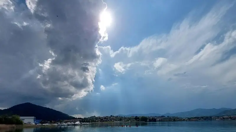 Il lago d'Iseo visto da Paratico - Foto mrznaso per il progetto Zoom © www.giornaledibrescia.it