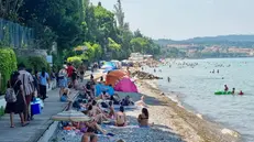 Una spiaggia affollata sul Garda - Foto © www.giornaledibrescia.it