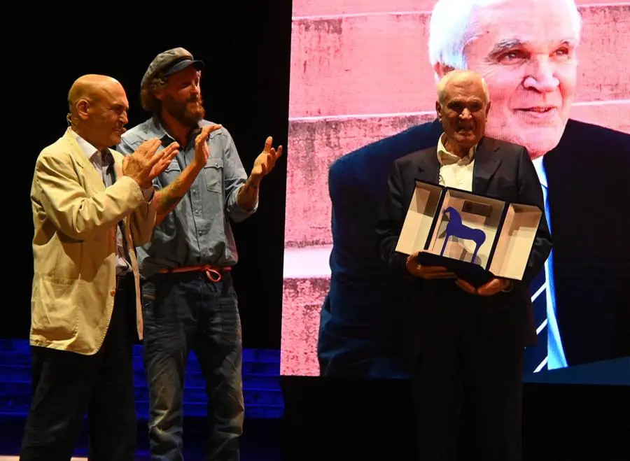 La consegna del Premio del Vittoriale a Nicola Crocetti con Jovanotti e Giordano Bruno Guerri