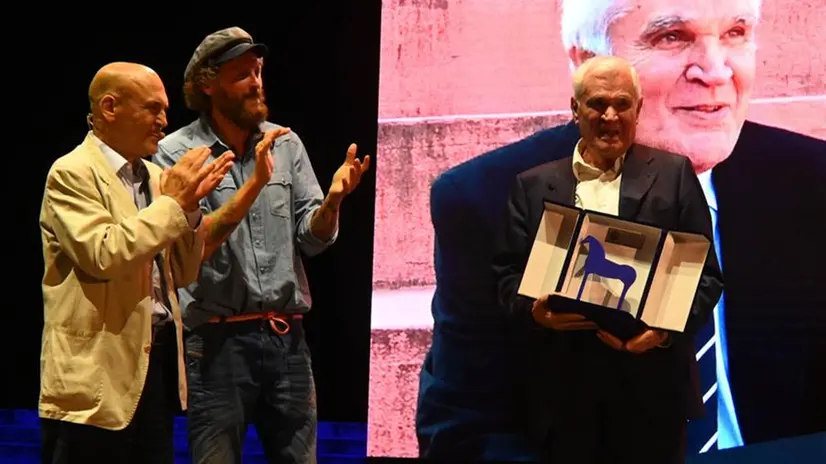 La consegna del Premio del Vittoriale a Nicola Crocetti con Jovanotti e Giordano Bruno Guerri