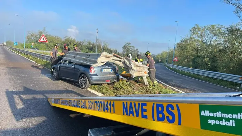 Il recupero dell'auto incidentata in tangenziale sud