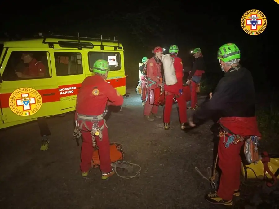 I tecnici del Corpo Nazionale Soccorso Alpino e Speleologico impegnati nella grotta Bueno Fonteno