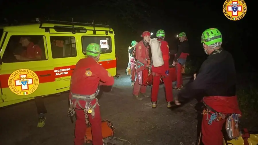 I tecnici del Corpo Nazionale Soccorso Alpino e Speleologico impegnati nella grotta Bueno Fonteno