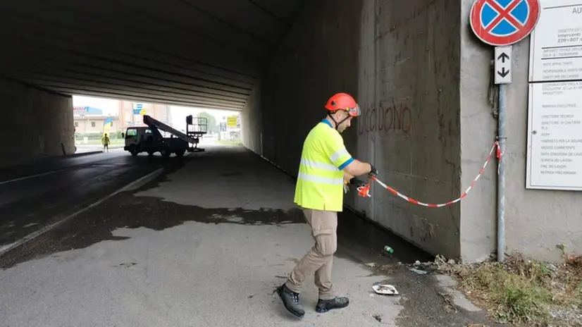 Sottopasso ripulito dai calcinacci e riaperto al traffico
