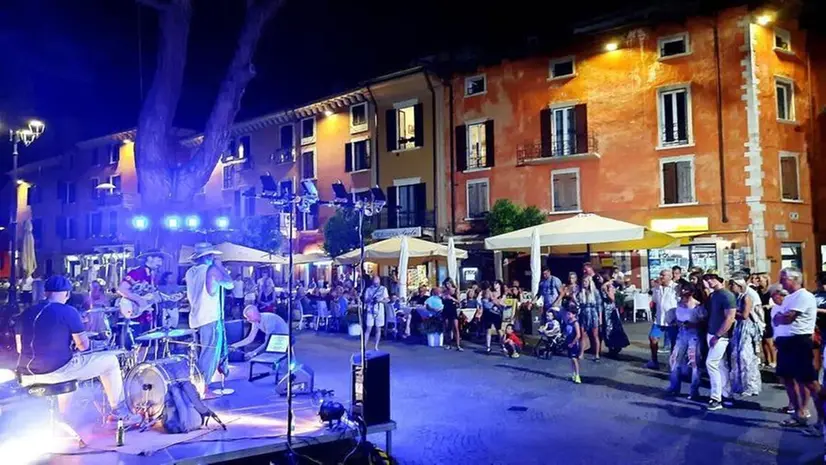 Il lungolago animato dai concerti dell’estate