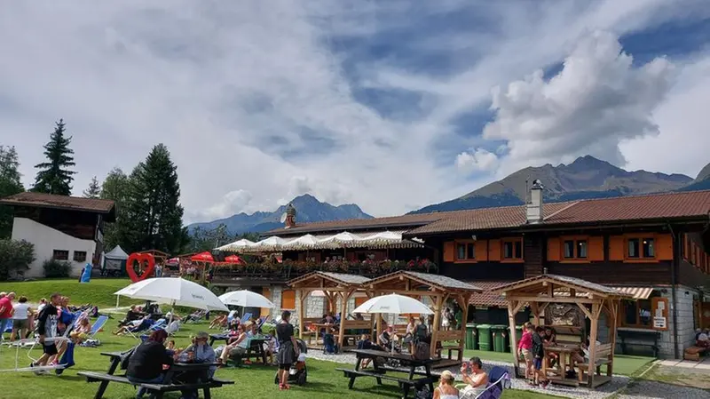 Turisti si godono il fresco in quota a Valbione