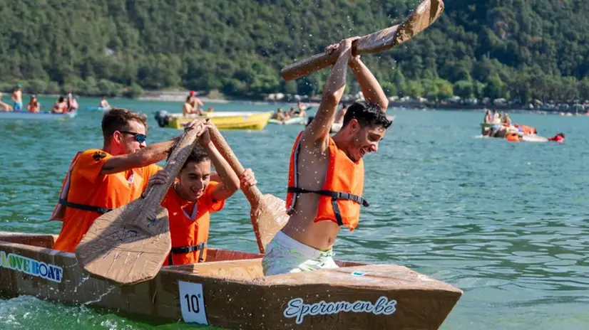 Paper cup», si «scaldano» i cartoni per la gara di barche sul lago d'Idro