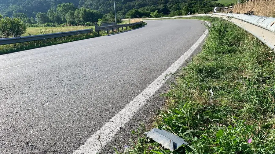 Sul ciglio della provinciale a Esine pezzi della carrozzeria della moto - © www.giornaledibrescia.it