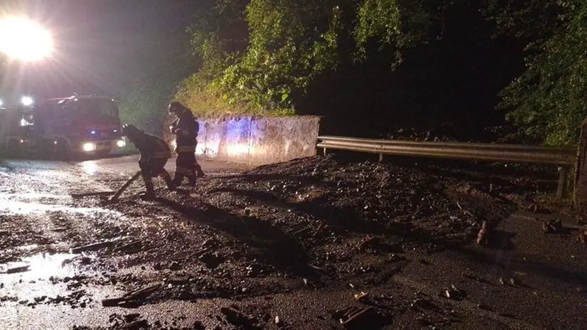 Fango e massi lungo la strada delle Pertiche in Valsabbia