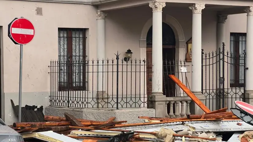 Tetti scoperchiati e impalcature cadute in provincia